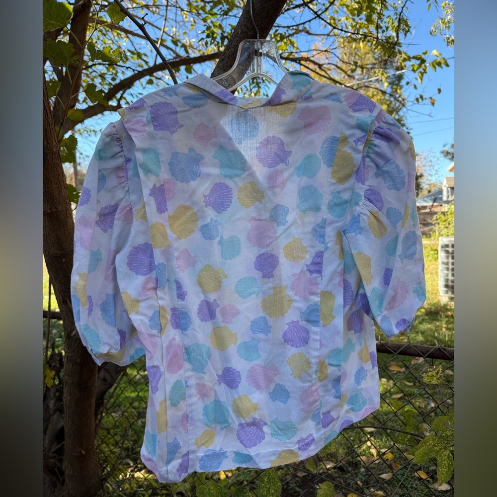 Cutest vintage seashell blouse - Picture 2 of 3